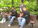 Bank am Sintistein mit 2 spielenden Gitarristen und einem dahinter stehenden Sänger